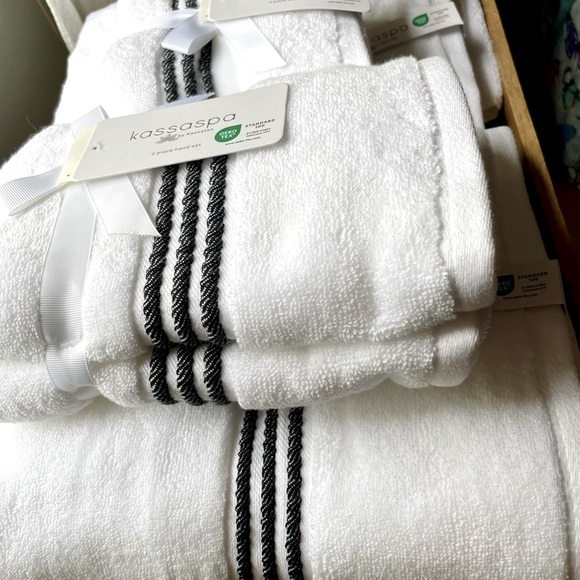 πHP~Beautiful Crisp White plush bath towel set NWT! π - Picture 3 of 12